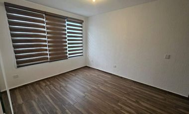 CASA CON PANELES  SOLARES Y ES SIN MUEBLES EN EL FRACCIONAMIENTO VILANOVA RESIDENCIAL