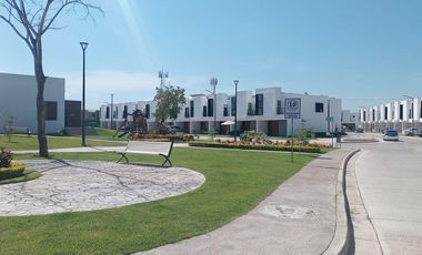 CASA SIN MUEBLES EN EL FRACCIONAMIENTO CORALES II