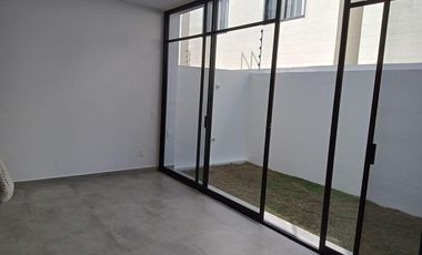 CASA SIN MUEBLES EN EL FRACCIONAMIENTO CORALES II