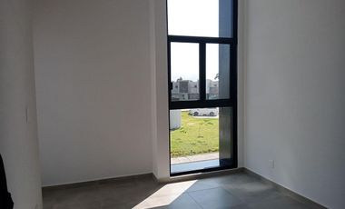 CASA SIN MUEBLES EN EL FRACCIONAMIENTO CORALES II