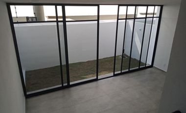 CASA SIN MUEBLES EN EL FRACCIONAMIENTO CORALES II