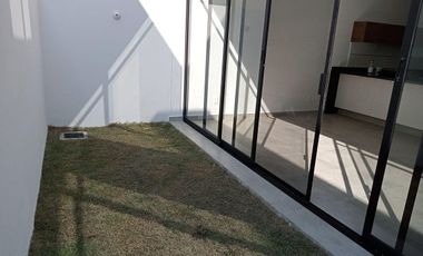 CASA SIN MUEBLES EN EL FRACCIONAMIENTO CORALES II