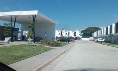 CASA SIN MUEBLES EN EL FRACCIONAMIENTO CORALES II