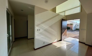 Se renta casa dentro coto privado ciudad tres marías cerca de corporativos y escuelas particulares