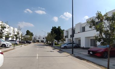 Casa en renta 3 recámaras 3 baños Residencial Murano, León, Gto. Privada con control de acceso y guardias de seguridad