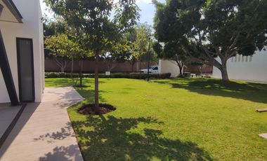 Casa en renta 3 recámaras 3 baños Residencial Murano, León, Gto. Privada con control de acceso y guardias de seguridad