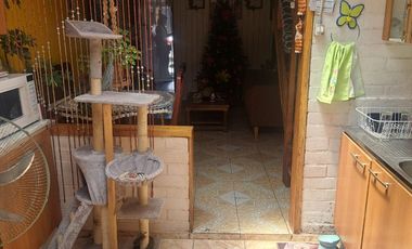 En Venta casa de 2 pisos, con 2D, 1B y E, en calle María Elena, La Florida