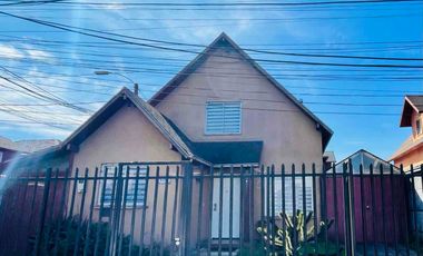 AMPLIA CASA EN EL PORTAL SAN PEDRO, LOMAS COLORADAS, SAN PEDRO DE LA PAZ (3H/2B/2E)