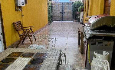 Hermosa  casa 4 amplios dorm.   , 249 m2 construidos,  Av. Argentina