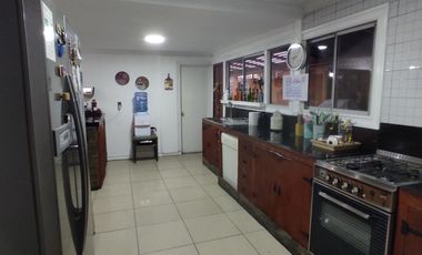 Hermosa  casa 4 amplios dorm.   , 249 m2 construidos,  Av. Argentina