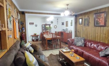 Hermosa  casa 4 amplios dorm.   , 249 m2 construidos,  Av. Argentina