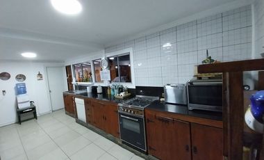 Hermosa  casa 4 amplios dorm.   , 249 m2 construidos,  Av. Argentina