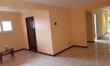 Gran Casa sólida, 4 dorm. 3 baños  cercana a Av. Grecia.