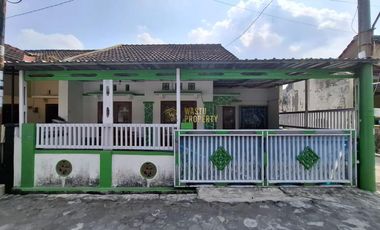 DIJUAL RUMAH SIAP HUNI 800 JUTAAN SHM DEKAT KE SMA DE BRITTO JOGJA DI CATURTUNGGAL DEPOK