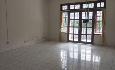 Ruko 2 Lantai Unfurnished Tepi Ringroad Utara Area Depok Sleman