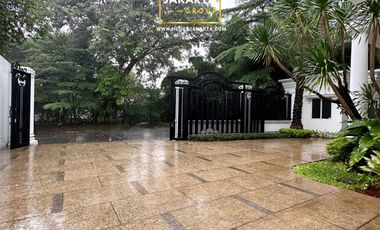Rumah Mewah Pondok Indah 2.5 Lantai . Dalam Komplek Elite . Pool & Spacious Garden