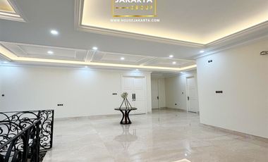 Rumah Mewah Pondok Indah 2.5 Lantai . Dalam Komplek Elite . Pool & Spacious Garden