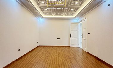 Rumah Mewah Pondok Indah 2.5 Lantai . Dalam Komplek Elite . Pool & Spacious Garden