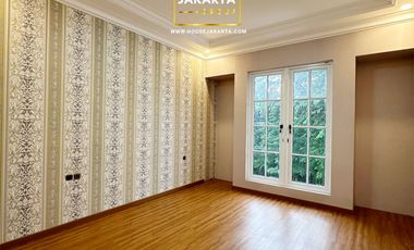 Rumah Mewah Pondok Indah 2.5 Lantai . Dalam Komplek Elite . Pool & Spacious Garden