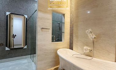 Rumah Mewah Pondok Indah 2.5 Lantai . Dalam Komplek Elite . Pool & Spacious Garden