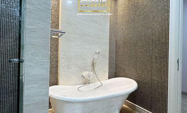 Rumah Mewah Pondok Indah 2.5 Lantai . Dalam Komplek Elite . Pool & Spacious Garden