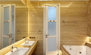Rumah Mewah Pondok Indah 2.5 Lantai . Dalam Komplek Elite . Pool & Spacious Garden