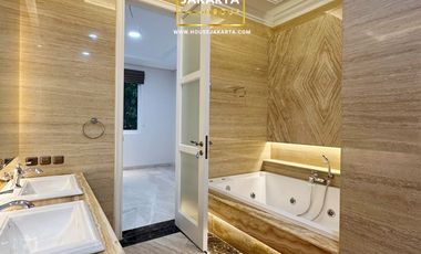 Rumah Mewah Pondok Indah 2.5 Lantai . Dalam Komplek Elite . Pool & Spacious Garden