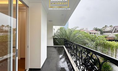 Rumah Mewah Pondok Indah 2.5 Lantai . Dalam Komplek Elite . Pool & Spacious Garden