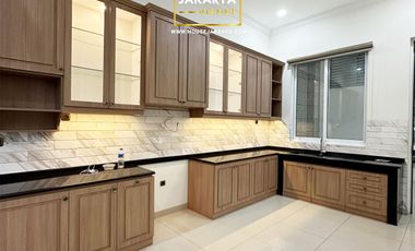Rumah Mewah Pondok Indah 2.5 Lantai . Dalam Komplek Elite . Pool & Spacious Garden