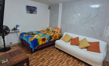 Suite Amoblada en Alquiler en Ballenita, Urbanización Cerrada, Parqueo, Áreas Sociales con Piscina, Seguridad.