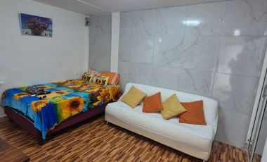 Suite Amoblada en Alquiler en Ballenita, Urbanización Cerrada, Parqueo, Áreas Sociales con Piscina, Seguridad.