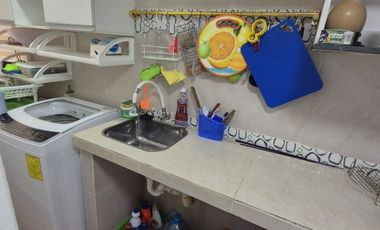 Suite Amoblada en Alquiler en Ballenita, Urbanización Cerrada, Parqueo, Áreas Sociales con Piscina, Seguridad.