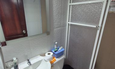 Suite Amoblada en Alquiler en Ballenita, Urbanización Cerrada, Parqueo, Áreas Sociales con Piscina, Seguridad.