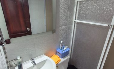 Suite Amoblada en Alquiler en Ballenita, Urbanización Cerrada, Parqueo, Áreas Sociales con Piscina, Seguridad.