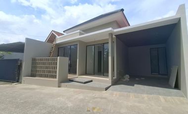 DIJUAL RUMAH MODERN 700 JUTAAN DEKAT BANDARA ADI SUCIPTO SHM DI PURWOMARTANI KALASAN SLEMAN