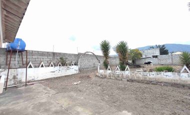 Terreno plano e independiente EN VENTA con Casa 1 planta. Tiobamba-Latacunga.