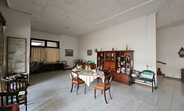 Rumah Klasik Modern dengan Halaman Luas di Kemang! Potensi Komersial Terbaik.
