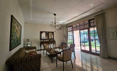Rumah Klasik Modern dengan Halaman Luas di Kemang! Potensi Komersial Terbaik.