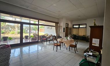 Rumah Klasik Modern dengan Halaman Luas di Kemang! Potensi Komersial Terbaik.