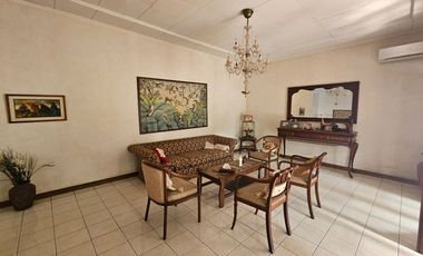 Rumah Klasik Modern dengan Halaman Luas di Kemang! Potensi Komersial Terbaik.