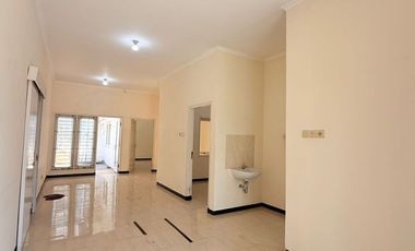 Rumah dengan Fasilitas One Gate & Area Strategis di Nirwana, Sby