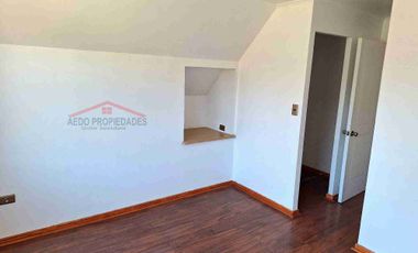 Se Vende Linda y Amplia casa de dos pisos, paradero 26, Condominio Los Almendros, comuna de La Calera.
