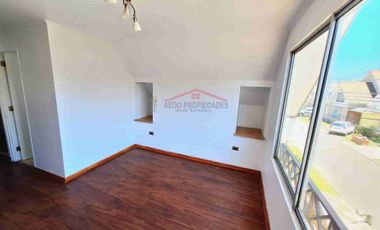 Se Vende Linda y Amplia casa de dos pisos, paradero 26, Condominio Los Almendros, comuna de La Calera.