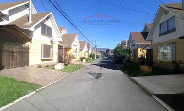 Se Vende Linda y Amplia casa de dos pisos, paradero 26, Condominio Los Almendros, comuna de La Calera.