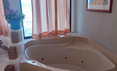 LAS CONCHAS: VENDO CASA FRENTE AL MAR CON PISCINA