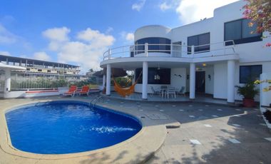 LAS CONCHAS: VENDO CASA FRENTE AL MAR CON PISCINA