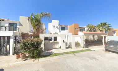 Preciosa casa en maravillosa zona, precio especial. C. Topacio, Valle Real, 88276 Nuevo Laredo, Tamps.