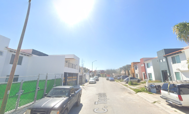 Preciosa casa en maravillosa zona, precio especial. C. Topacio, Valle Real, 88276 Nuevo Laredo, Tamps.