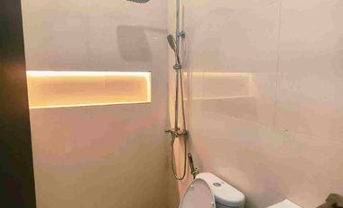 Miliki Hunian bergaya Konsep konteporer lokasi super nyaman dan bagus banget untuk unit ini sudah ready