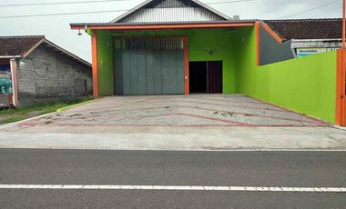 New Warehouse for Rent, Ready to Occupy on the Main Road Near Sleman Regional Government